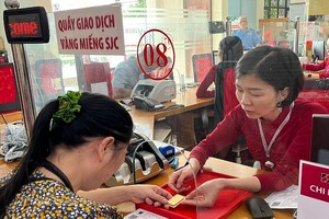 一名消费者在网上订购SJC金片后亲往银行“领货”。（图：越通社）