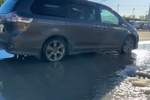 城市西北部区域已经严重积水，大量自来水从地下喷涌而出，路面都被冲毁了。（图：CBC News）