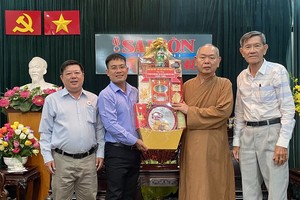 本报编委文忠孝(左二）接受第八郡红十字会和辅助会赠送的祝贺礼物。