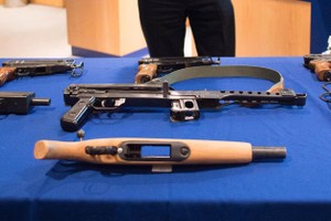 伦敦警察局前几年缴获的各种武器。（图：London Police）