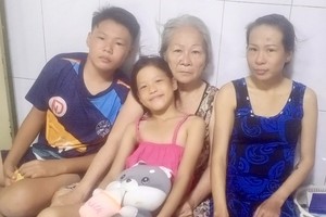 黄氏宝芳（右）与母亲、儿子和侄儿相依为命。