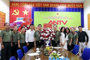 黎鸿南中将与本市的人民公安传播局代办机关工作人员合影留念。（图：志石）