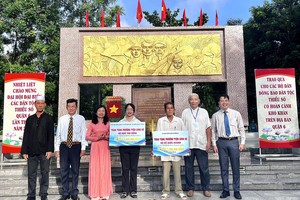 第六郡领导和各民族典范代表向两贫困华人家庭赠送谋生经费。