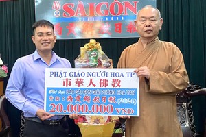 释慧功和尚将2000万元移交给本报编委文忠孝。