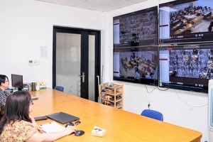 市工商大学的清查干部在考试时通过摄像头屏幕进行监察。