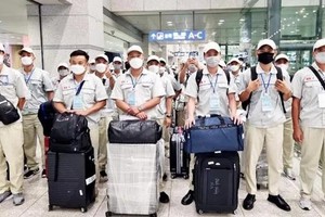 越南劳工在外国机场等待办理入境手续。（图：PH）