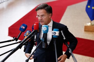 荷兰首相吕特17日在布鲁塞尔见记者。（图：AP）