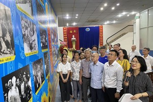 本报领导与职员们一起参观本报“胡志明文化空间”。