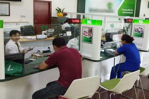 民众在银行进行交易。（图：互联网）