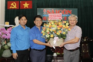 共青团第五郡郡委常务委员会代表向本报赠送鲜花祝贺。