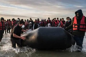 英国内政部当地时间19日表示，前一日乘坐小船从法国北部偷渡至英国的非法移民人数创19个月以来的新高。（示意图：互联网）