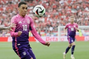 研究显示，人工智能模型和人类观察者都更善于识别负面情绪。图为德国队球员穆夏拉在比赛中。（示意图：新华社）