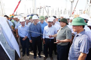 政府总理范明政检查电力项目施工进度。（图：越通社）