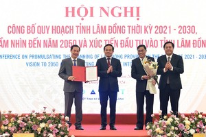 政府副总理陈留光向林同省领导颁授《决定》。（图：VGP）