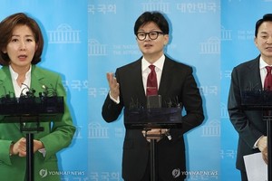 左起依次是罗卿媛、韩东勋、元喜龙。（图：韩联社）