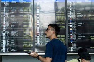 港铁香港站“市区预办登机”处电子屏幕6月23日显示“在机场办理登机手续”信息。当天，香港机场管理局称，香港国际机场电脑系统发生故障，航班资讯更新受到影响。（图：中新社）