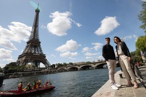 图为法国体育部长卡斯特拉（右）与巴黎奥组委主席埃斯坦盖在岸边观看彩排。（图：新华社）