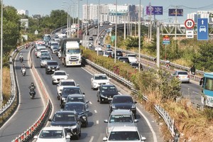 本市正在集中研究投资连接工程，以完善通道区域的交通基础设施。