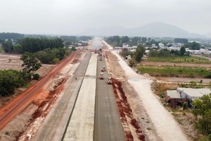 施工中的边和-头顿高速公路。（图：越通社）