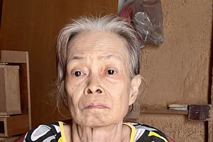 老妇膝痛不能谋生