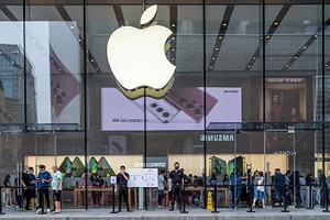 欧盟执行委员会已向苹果发送初步调查结果，预计明年3月最终裁决。图为苹果的一门市。（图：AFP）