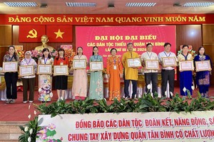 新平郡人委会表彰各模范少数民族。