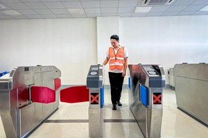 6月26日上午，地铁1号线车站工作人员正式就自动收费系统及操作培训设备执行实际业务演练。（图：MAUR）