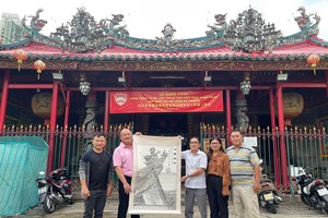 赵骞先生（左二）接下《海国安澜》画作。左四、五为郑钊城与姚金鸾画家夫妇。