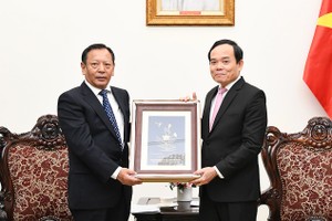 政府副总理陈留光（右）向中国国家民族事务委员会副主任边巴扎西赠送纪念品。（图：越南民族委员会）