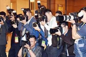 作业中的新闻工作者。