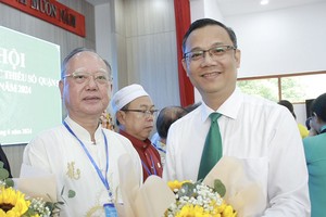 第五郡郡委常务副书记高山安祝贺获选参加少数民族代表大会的代表。