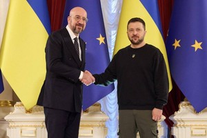 欧洲理事会主席米歇尔与乌克兰总统泽连斯基握手合照。（图：脸书截图）