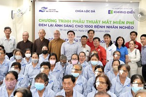 各单位代表和赞助啇与做好眼疾手术的人家合照。