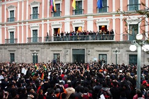 6月26日，在玻利维亚拉巴斯，玻利维亚总统阿尔塞（中）向民众发表讲话。（图：新华社）