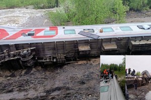 火车车厢脱轨并翻到，救护人员展开救援。（图：互联网）