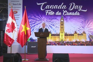 市人委会副主席武文欢在仪式上致词。（图：HTV）