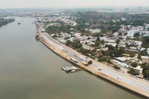 土龙木市与平阳省已开发一段西贡河畔街。