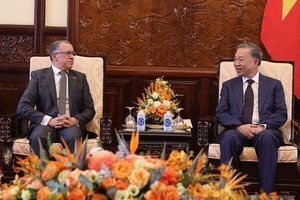 国家主席苏林（右）接见哥伦比亚大使米格尔‧安赫尔‧罗德里格斯。（图：国家主席办公厅）