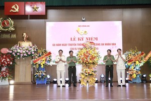 中央公安党委及公安部领导向人民公安杂志赠送鲜花祝贺。（图：VGP）