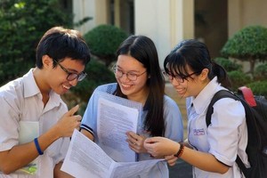 应届高中毕业生在考试完毕后于考场外交换意见。（图：玉凤）