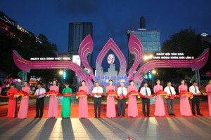 代表们进行剪彩仪式。