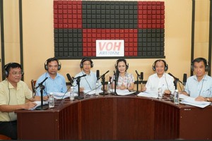 参加广播直播节目的演讲者小组随时回答市民关心的问题。（图：K.H）