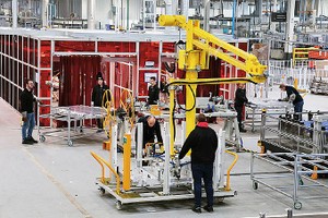 这是2月23日拍摄的中国敏实集团与法国雷诺集团成立的合资公司在法国吕茨工业区投资设立的电池盒生产线.。（图：新华社）