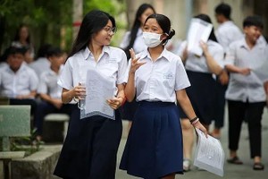 考生在考试完毕后于考场外交换意见。（图：日盛）