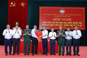 清化市领导送花祝贺梁强同志当选党中央书记处常务书记职务。（图：清化报）