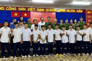 市公安厅为市青少年辅助中心的孩子们签发出生证和定名编号。