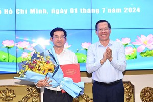 市人委会主席潘文迈（右）向杨玉海同志颁发委任《决定》。（图：越勇）