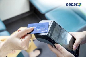 一名消费者采用 NAPAS 扫描支付。（图：互联网）