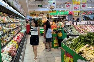 市民在超市购物。（图：VGP）