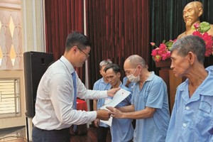 守德市协平政残障者辅助中心为特殊情况的人颁发出生证明。